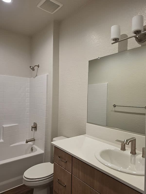1049 Madrid Ave, Tulare — photo 10 of 17