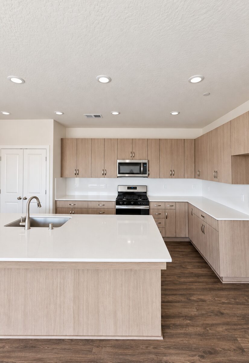 1037 Madrid Ave, Tulare — photo 2 of 5