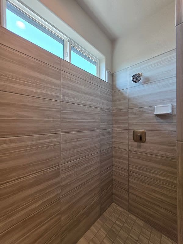 1049 Madrid Ave, Tulare — photo 13 of 17