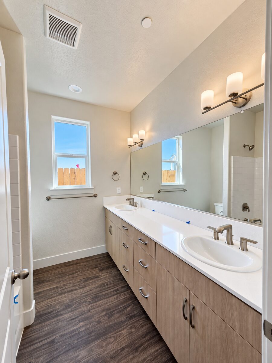 1037 Madrid Ave, Tulare — photo 4 of 5