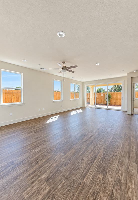 1049 Madrid Ave, Tulare — photo 4 of 17