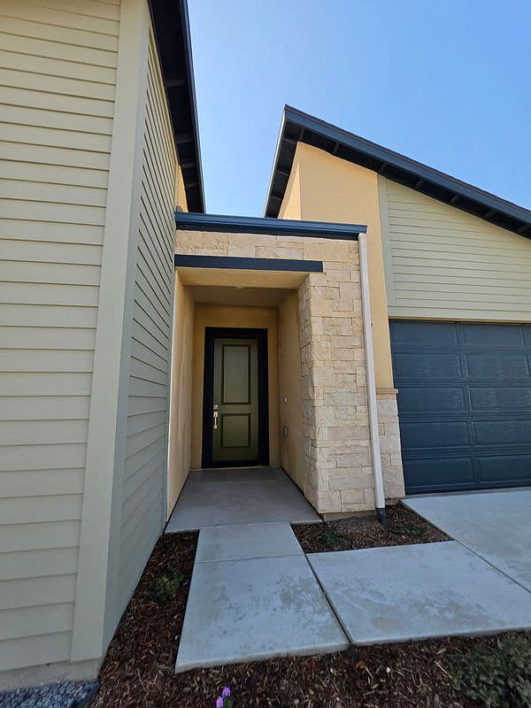 1049 Madrid Ave, Tulare — photo 7 of 17