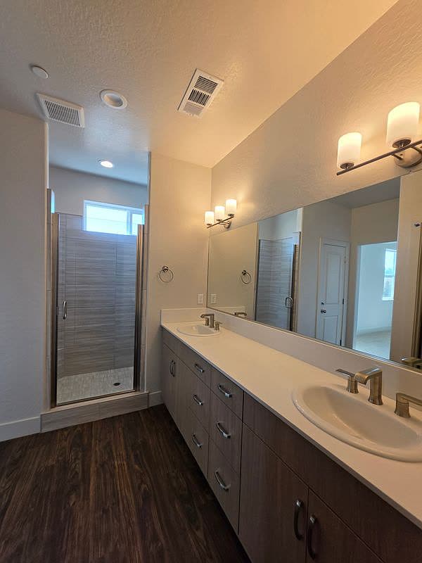 1049 Madrid Ave, Tulare — photo 6 of 17