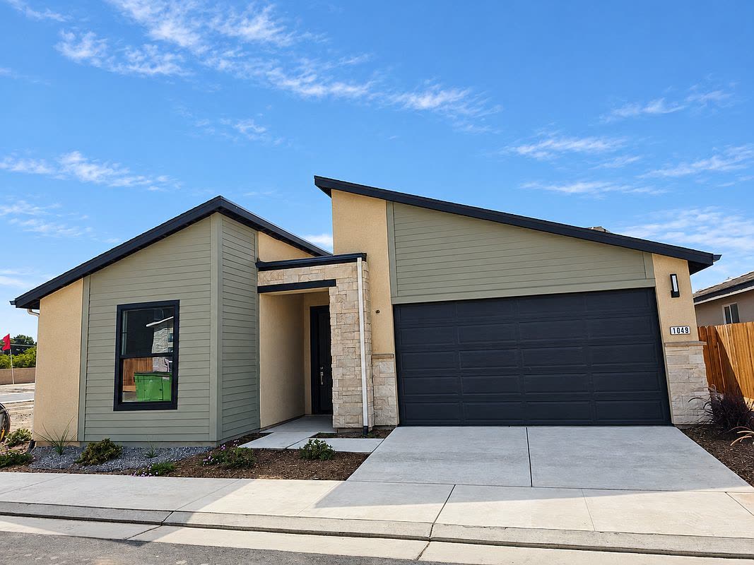 1049 Madrid Ave, Tulare — photo 2 of 17