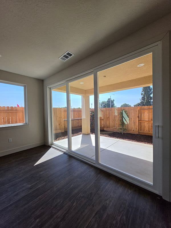 1049 Madrid Ave, Tulare — photo 15 of 17