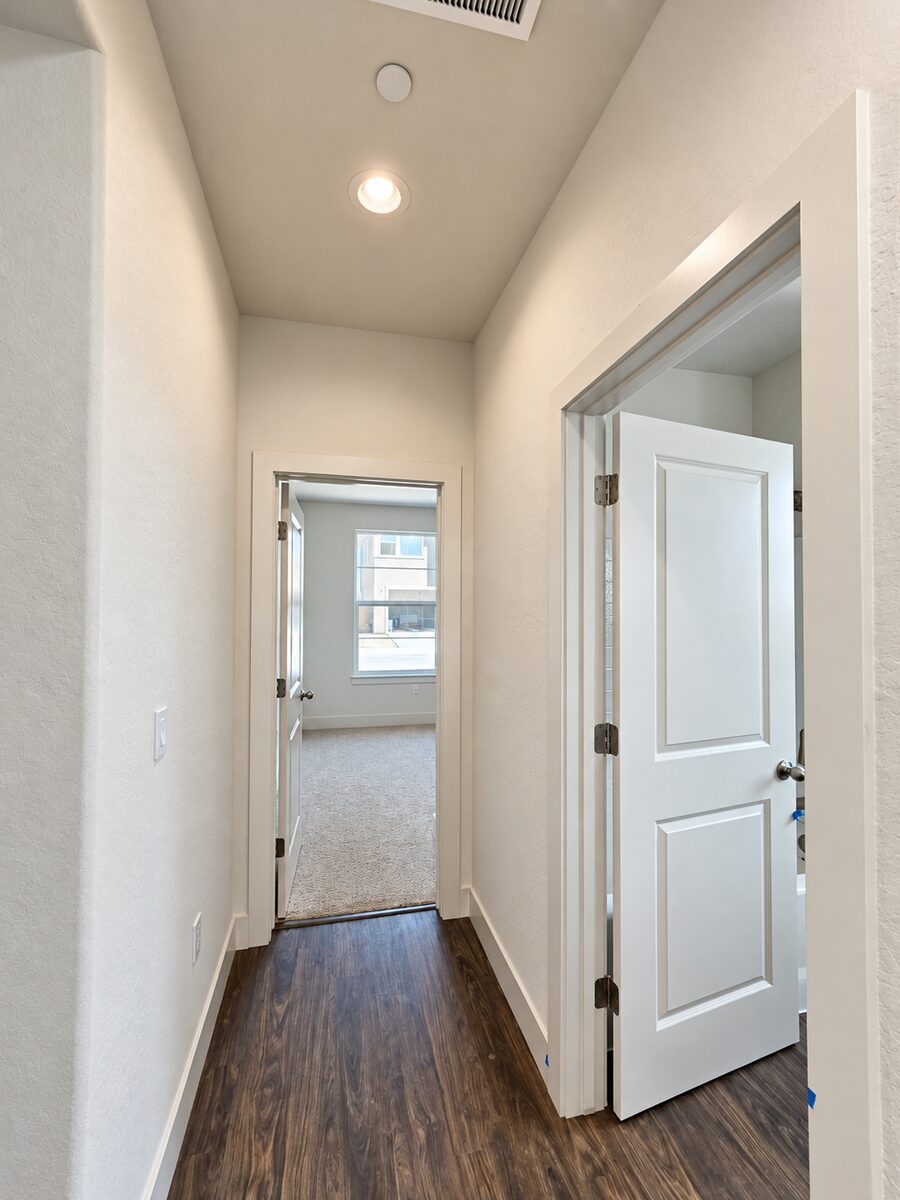 1037 Madrid Ave, Tulare — photo 3 of 5