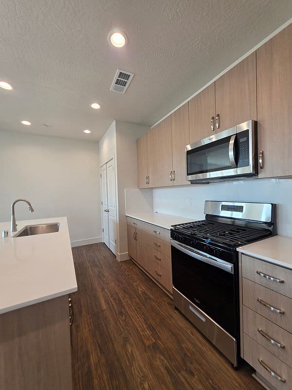 1049 Madrid Ave, Tulare — photo 5 of 17