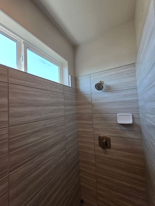 1049 Madrid Ave, Tulare — photo 9 of 17