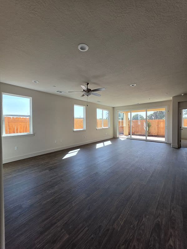 1049 Madrid Ave, Tulare — photo 12 of 17