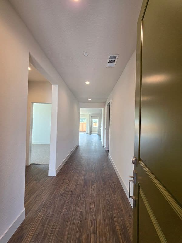 1049 Madrid Ave, Tulare — photo 8 of 17